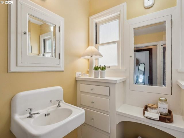 2833 Ne 12TH Ave, Portland, OR 97212