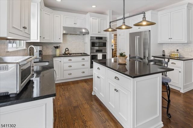 9 Winged Foot Ct, Montgomery Twp., NJ 08558