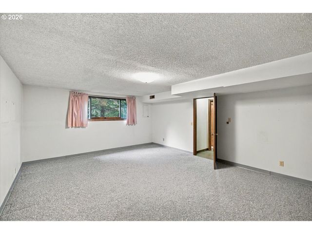 5618 CASCADE St, West Linn, OR 97068