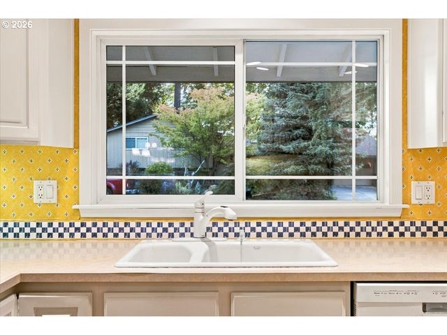 5618 CASCADE St, West Linn, OR 97068