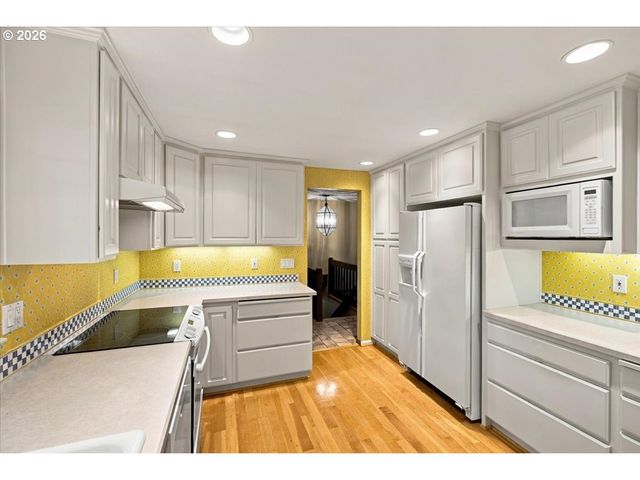 5618 CASCADE St, West Linn, OR 97068