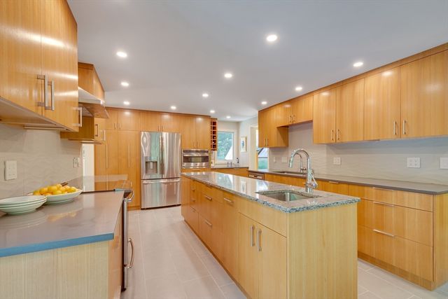 15 Fieldstone Dr, Winchester, MA 01890