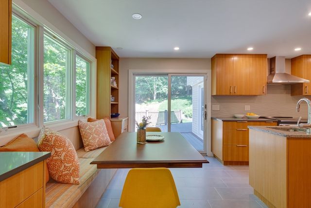 15 Fieldstone Dr, Winchester, MA 01890