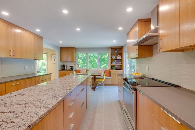 15 Fieldstone Dr, Winchester, MA 01890