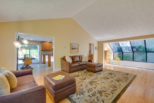 15 Fieldstone Dr, Winchester, MA 01890