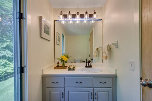 15 Fieldstone Dr, Winchester, MA 01890