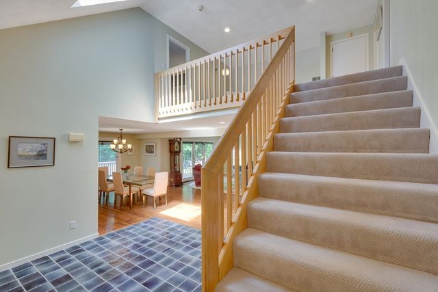 15 Fieldstone Dr, Winchester, MA 01890