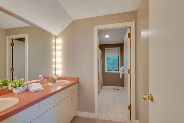 15 Fieldstone Dr, Winchester, MA 01890