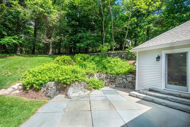 15 Fieldstone Dr, Winchester, MA 01890