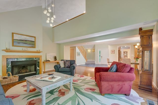 15 Fieldstone Dr, Winchester, MA 01890