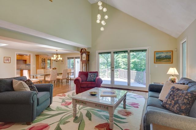 15 Fieldstone Dr, Winchester, MA 01890
