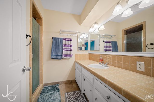 1601 Howard Avenue, Bakersfield, CA 93308