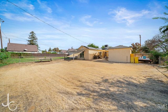 1601 Howard Avenue, Bakersfield, CA 93308