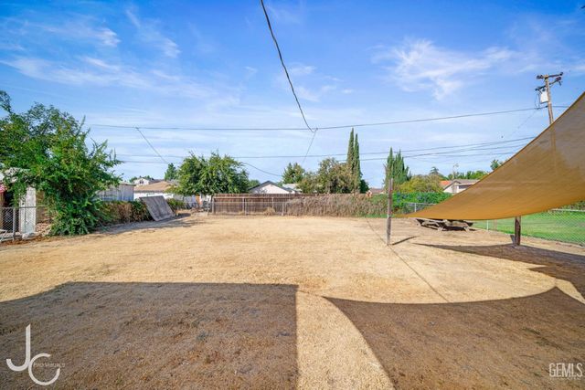 1601 Howard Avenue, Bakersfield, CA 93308