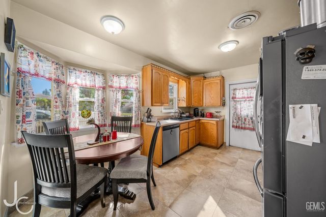 1601 Howard Avenue, Bakersfield, CA 93308