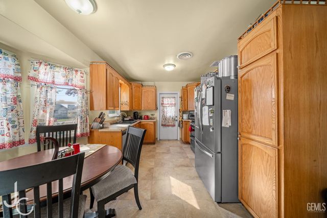 1601 Howard Avenue, Bakersfield, CA 93308