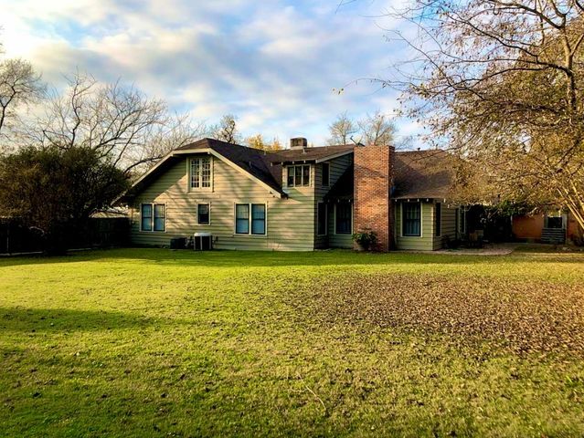 1001 S Locust Street, Clarksville, TX 75426