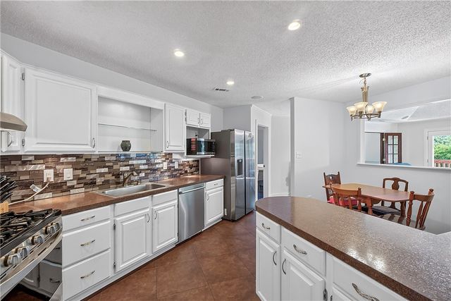 2841 E Hyland Park Road, Fayetteville, AR 72701