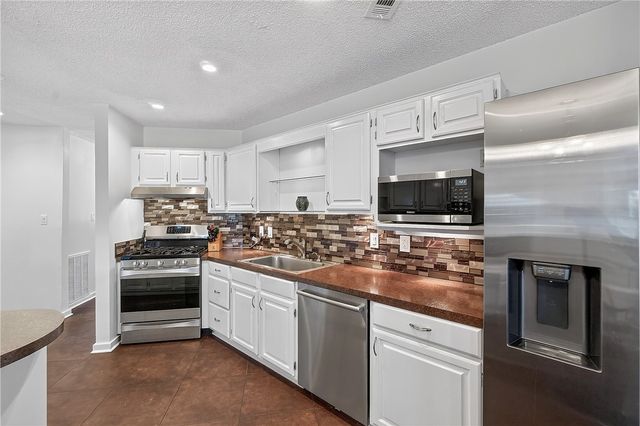 2841 E Hyland Park Road, Fayetteville, AR 72701