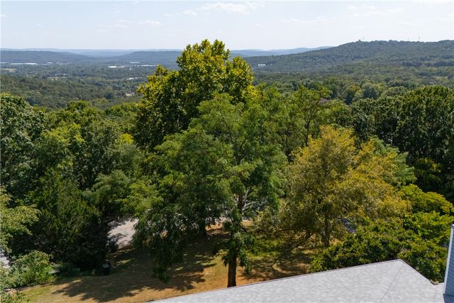 2841 E Hyland Park Road, Fayetteville, AR 72701