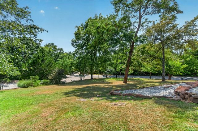 2841 E Hyland Park Road, Fayetteville, AR 72701