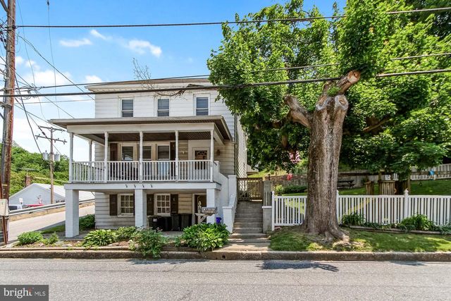 18 MANCHESTER ST, Glen Rock, PA 17327