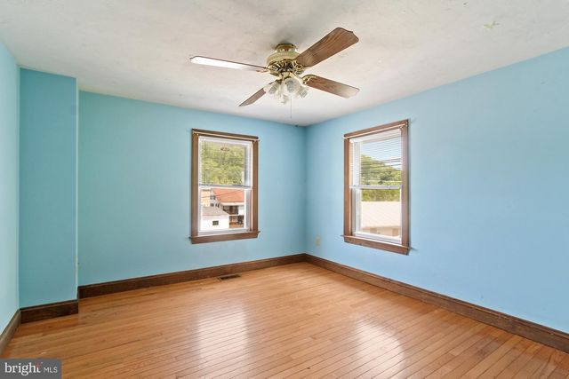 18 MANCHESTER ST, Glen Rock, PA 17327