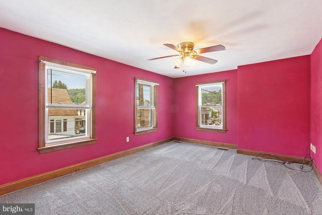 18 MANCHESTER ST, Glen Rock, PA 17327