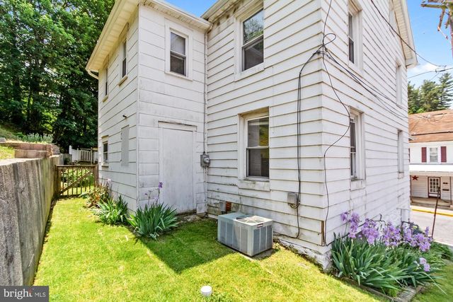 18 MANCHESTER ST, Glen Rock, PA 17327