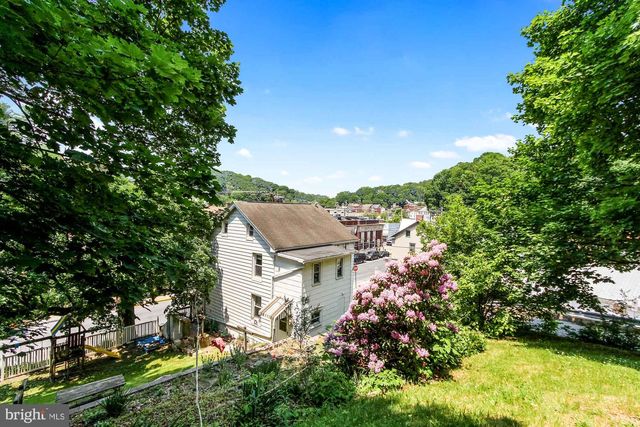 18 MANCHESTER ST, Glen Rock, PA 17327