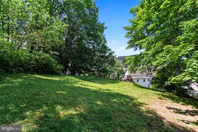 18 MANCHESTER ST, Glen Rock, PA 17327