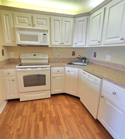 410 Pine Glen Lane D2, Greenacres, FL 33463