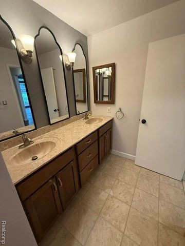 4909 Crooks Road D-1, Royal Oak, MI 48073