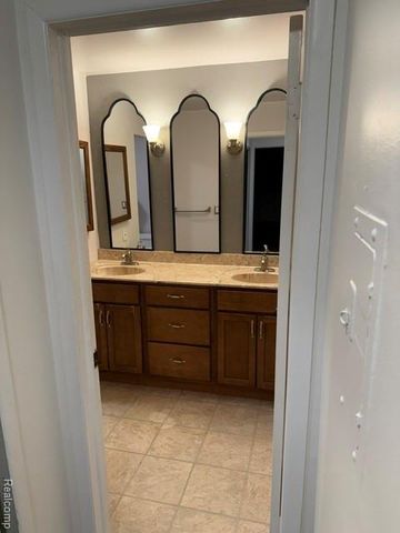 4909 Crooks Road D-1, Royal Oak, MI 48073