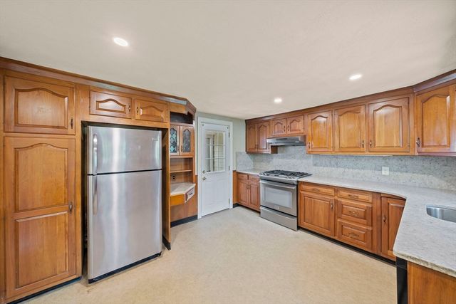 40 Kingman St, Weymouth, MA 02188