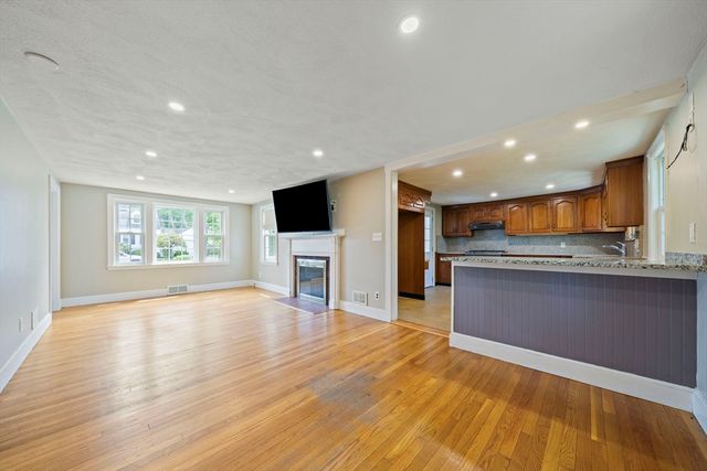 40 Kingman St, Weymouth, MA 02188