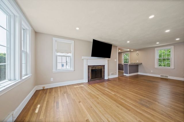 40 Kingman St, Weymouth, MA 02188