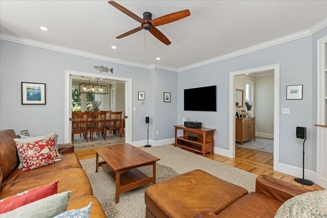 104 High St, Topsfield, MA 01983