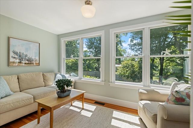 104 High St, Topsfield, MA 01983