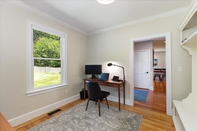 104 High St, Topsfield, MA 01983