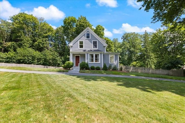 104 High St, Topsfield, MA 01983