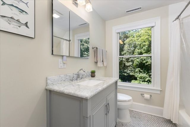 104 High St, Topsfield, MA 01983
