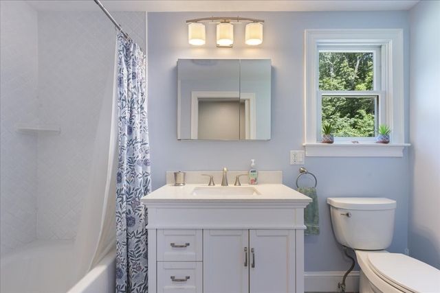 104 High St, Topsfield, MA 01983