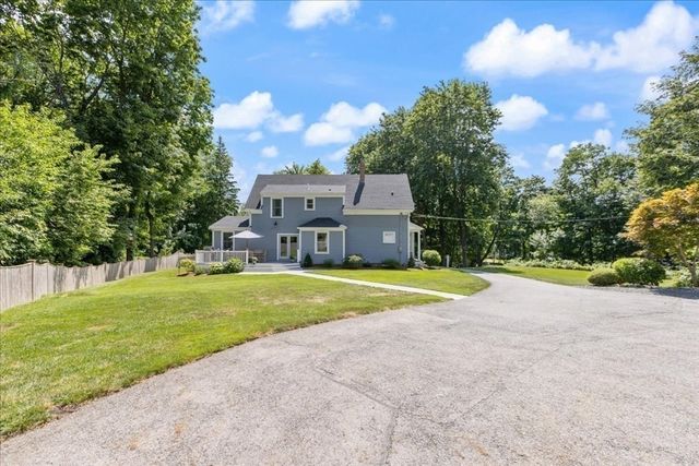 104 High St, Topsfield, MA 01983