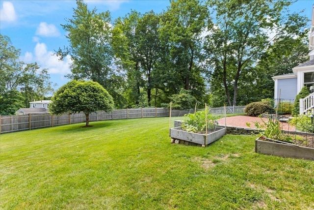 104 High St, Topsfield, MA 01983