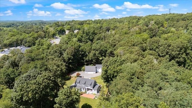 104 High St, Topsfield, MA 01983