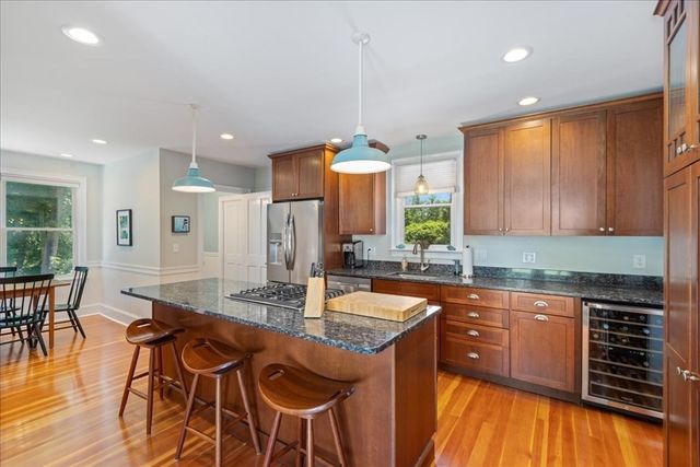 104 High St, Topsfield, MA 01983