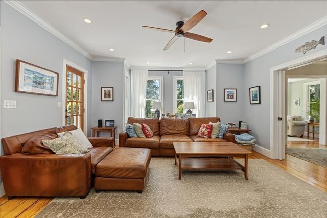 104 High St, Topsfield, MA 01983