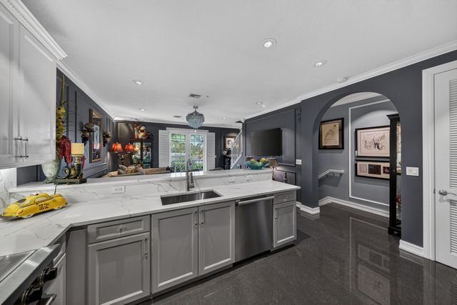 2227 NE 9th Avenue, Wilton Manors, FL 33305