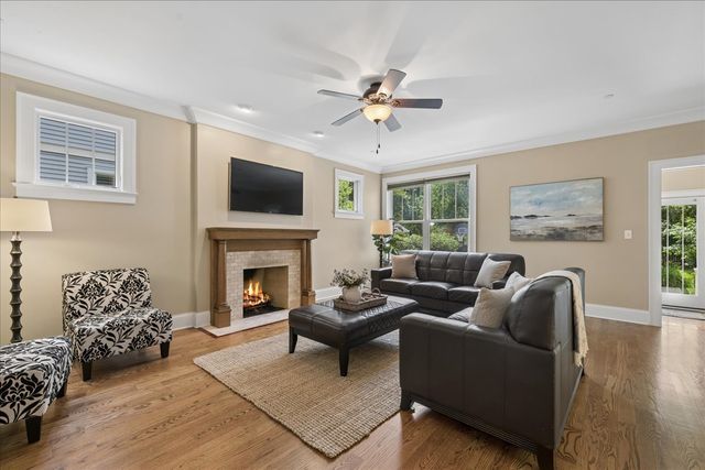 407 McKinley Avenue, Libertyville, IL 60048